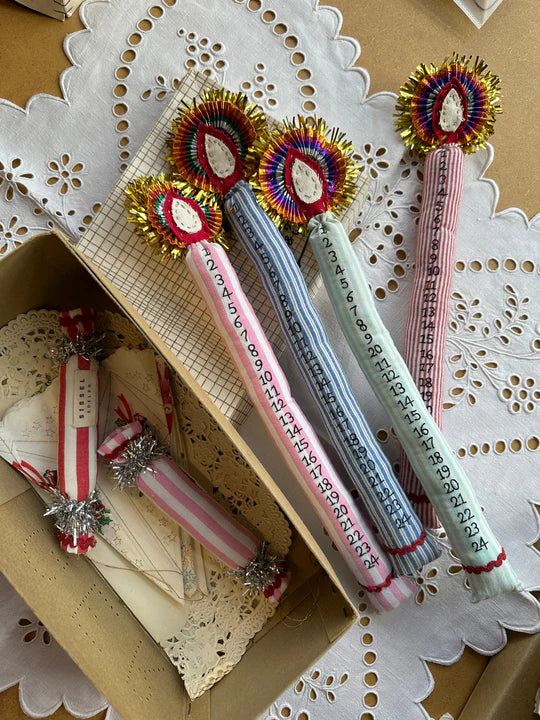 Ornament Crackers - Red Wide Stripes