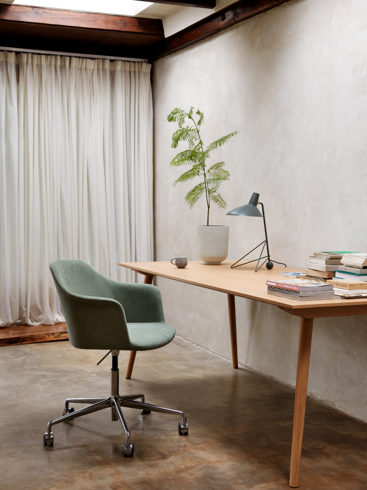 Rely Meeting Chair HW55 - 5-Star Base, Gas lift, Castors - Fully Upholstered