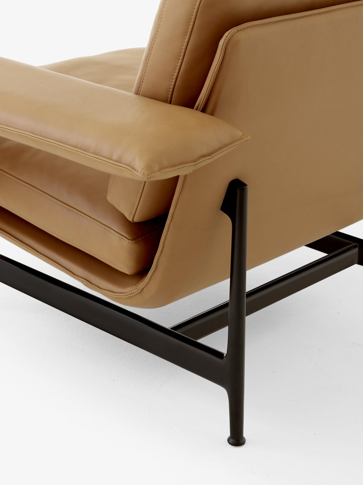 Meantime AV29 Lounge Chair - Black legs